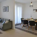 New Modern Near Old Town - Private Parking アパート