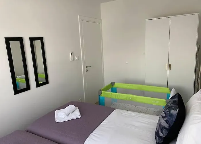 New Modern Near Old Town - Private Parking Daire