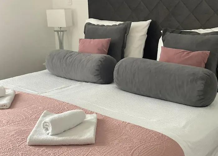New Modern Near Old Town - Private Parking Daire