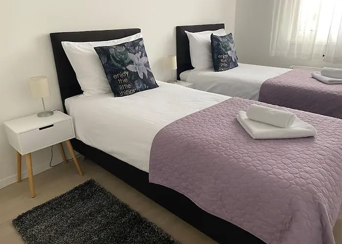 New Modern Near Old Town - Private Parking Daire