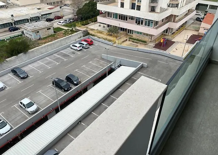 Апартаменты New Modern Near Old Town - Private Parking