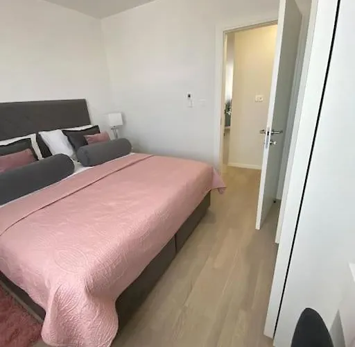 Daire New Modern Near Old Town - Private Parking *