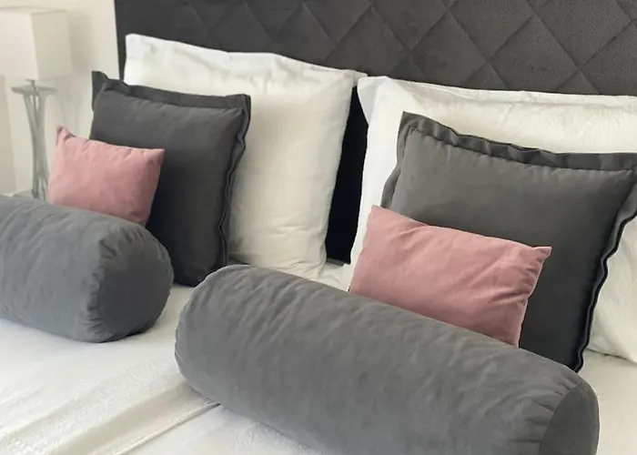 New Modern Near Old Town - Private Parking *