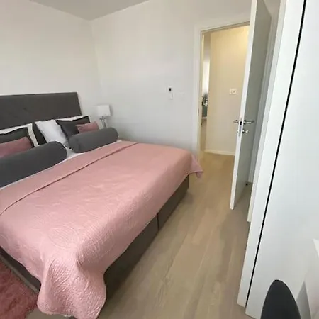 아파트 New Modern Near Old Town - Private Parking *