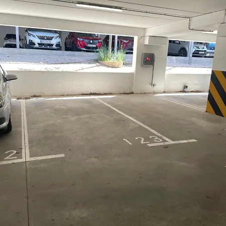 아파트 New Modern Near Old Town - Private Parking *