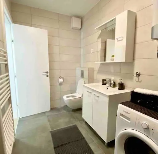 New Modern Near Old Town - Private Parking *